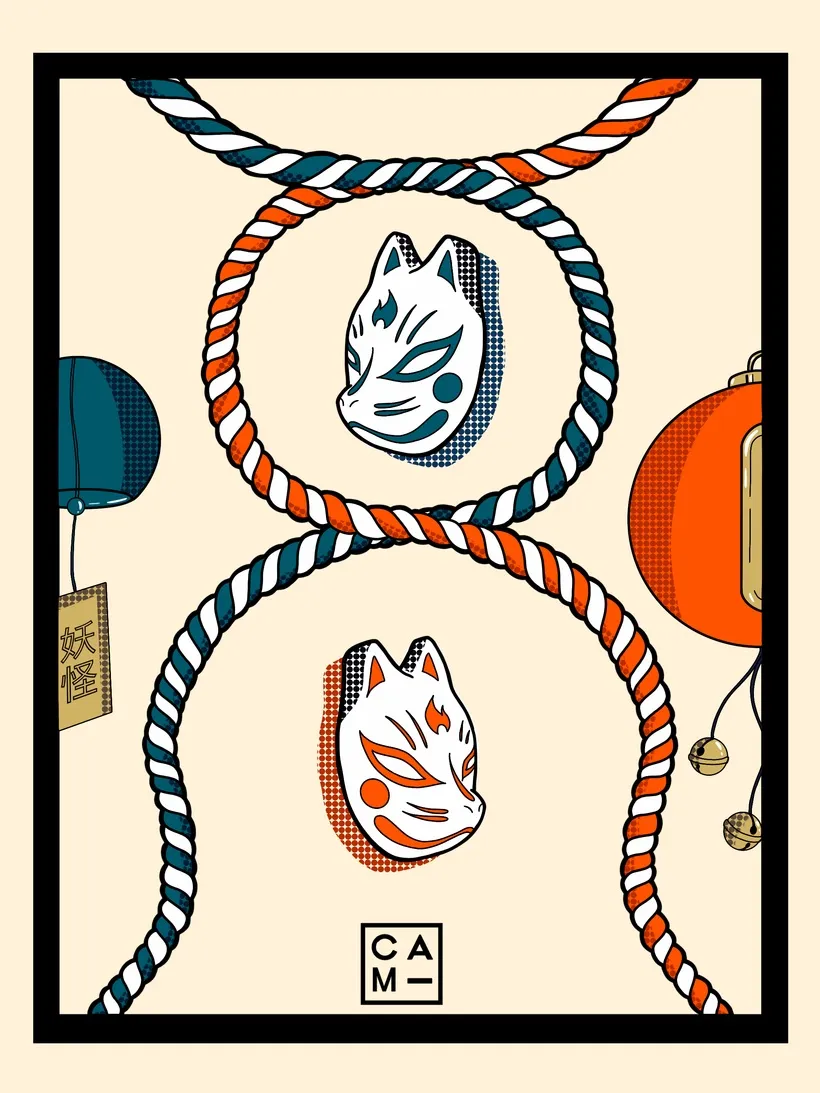Deux masques de renard kitsune enlacés de cordes torsadées rouges, blanches et turquoise, lanternes sur fond crème